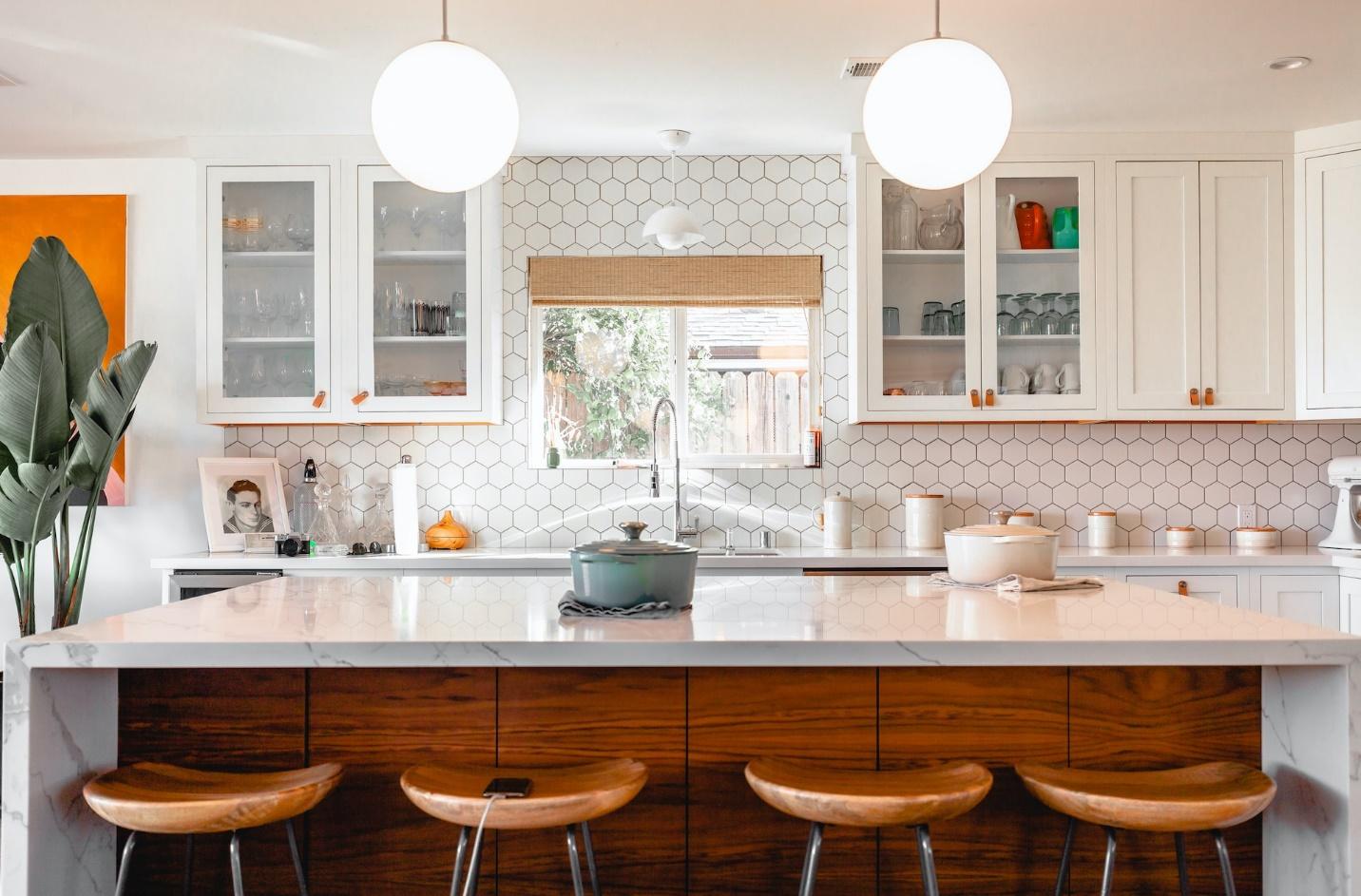 A arte das cozinhas modernas com ilha: planeamento e implementação em sua casa